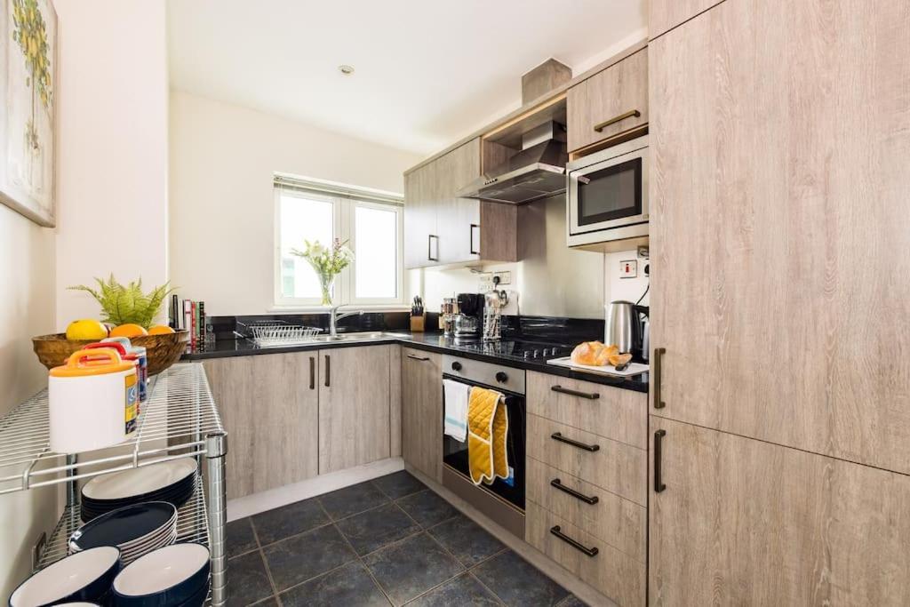 Wild Roses Serviced - Tower Bridge Apartment